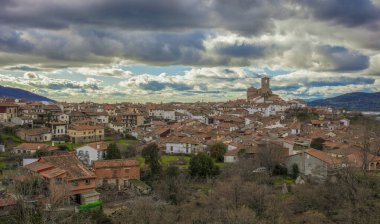 Hervas köyü kuzey manzaralı, Ambroz Vadisi köyü. Caceres, Extremadura, İspanya