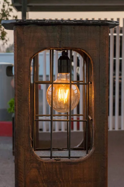 Linterna Rústica Madera Con Bombilla Led Que Brilla Atardecer Estilo —  Fotos de Stock