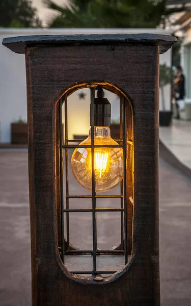 Lanterne Rustique Bois Avec Ampoule Led Qui Brille Crépuscule Style — Photo