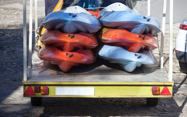 カヤックでロードされた車のトレーラー スポーツ用具民間輸送 — ストック写真