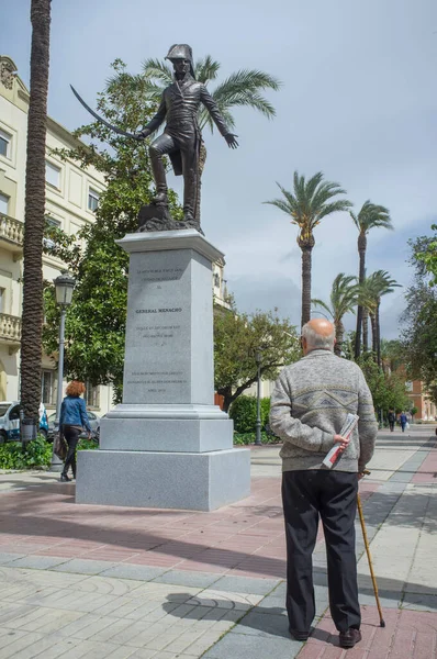 Badajoz Spain April 2019 Elder Man Observes General Menacho Sculpture — Zdjęcie stockowe
