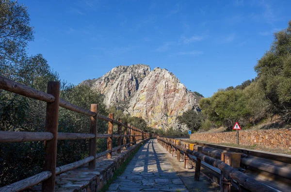 在通往Salto Del Gitano Rockface的小径上跋涉 在Ex 208号公路旁边 西班牙埃斯特雷马杜拉Caceres Monfrague国家公园 — 图库照片