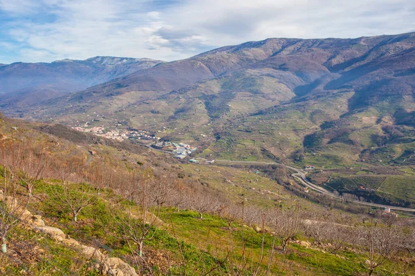 纳瓦孔乔从Nogaleas峡谷看到的西班牙埃斯特雷马杜拉 Caceres Jerte Valley冬季风景 — 图库照片