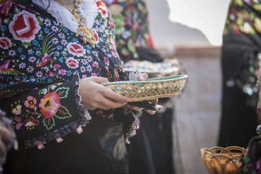 Caceres, İspanya - 20 Ocak 2022: Regaoras konfeti ve anason topu taşıyor. Carantonas Acehuche Festivali, Caceres, İspanya. 