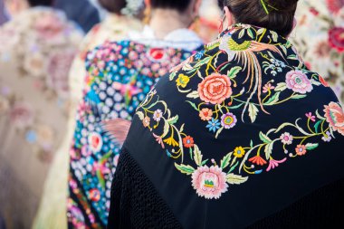 Caceres, İspanya - 20 Ocak 2022: Geleneksel radikal elbise giyen kadın. Şal detayı. Acehuche, Caceres, İspanya