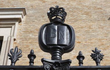 Madrid, İspanya - 6 Mart 2021 İspanya Ulusal Kütüphanesi 'nin en üst ayrıntıları. Seçici odak