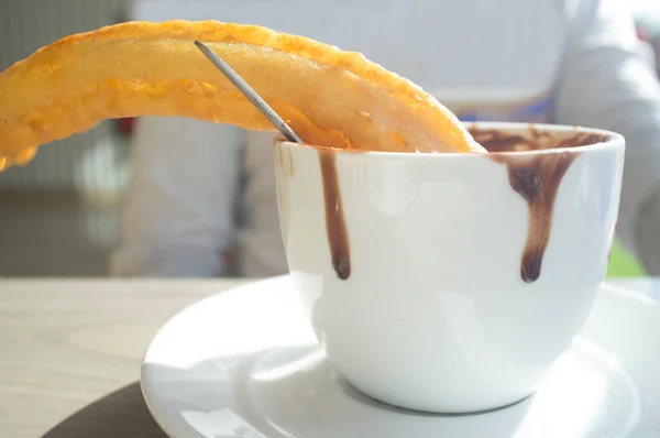 Spanische Churro Eine Tasse Heiße Schokolade Tauchen Selektiver Fokus — Stockfoto