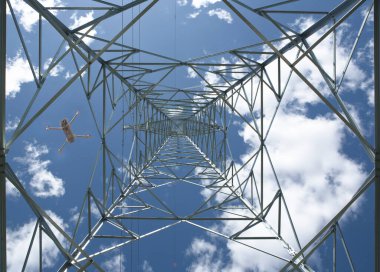 Dron çelik elektrik direğinin üzerinde uçuyor. Güç hattı denetleme konsepti için dronlar