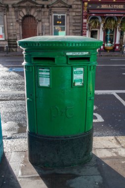 Dublin, İrlanda - 9 Şubat 2020 Dublin yeşil posta kutusu. Dublin, İrlanda
