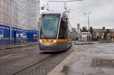 Dublin, İrlanda - 9 Şubat 2020 Luas, tramvay hafif demiryolu sistemi. Dublin, İrlanda