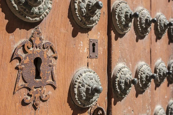 Piękne Średniowieczne Hiszpańskie Drzwi Koncepcja Turystyki Dziedzictwa — Zdjęcie stockowe