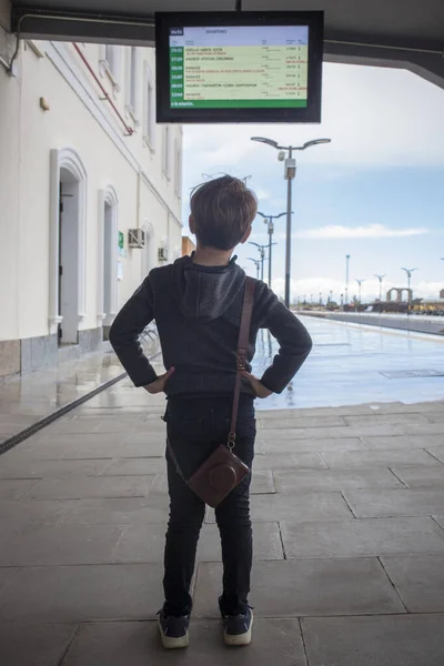 Дитячий Хлопчик Залізничній Станції Який Шукає Монітор Відправлення Подорож Поїздом — стокове фото