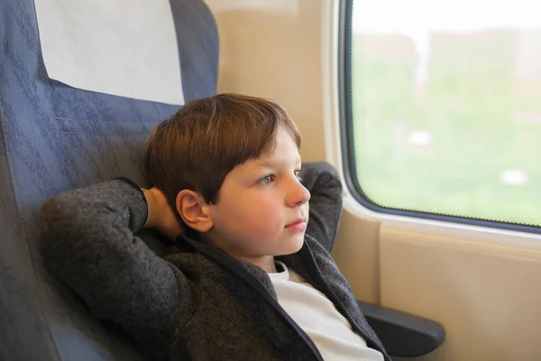 Enfant Voyageant Train Confortablement Est Attentionné — Photo