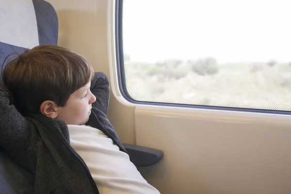 Criança Viajando Trem Confortavelmente Ele Está Apreciando Paisagem — Fotografia de Stock