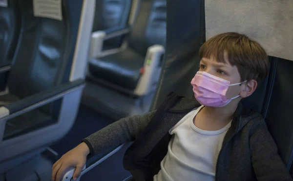 Bambino Che Viaggia Treno Comodamente Sta Guardando — Foto Stock