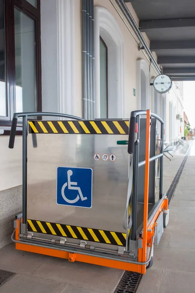 Ειδικό Ασανσέρ Για Αναπηρικά Αμαξίδια Στο Σιδηροδρομικό Σταθμό Υπηρεσία Βοήθειας — Φωτογραφία Αρχείου