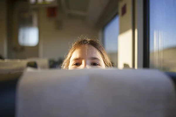 Niña Asomándose Por Detrás Asiento Del Tren Reposacabezas Dentro Del — Foto de Stock