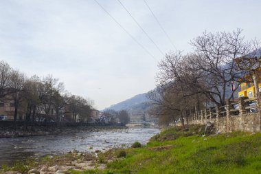 Navaconcejo köprüsü, kışın Puente Viejo. Caceres, Extremadura, İspanya