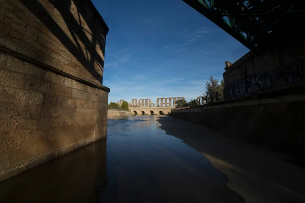 Romerska Bron Över Floden Albarregas Sedd Från Kanalen Akveduktion Merida — Stockfoto