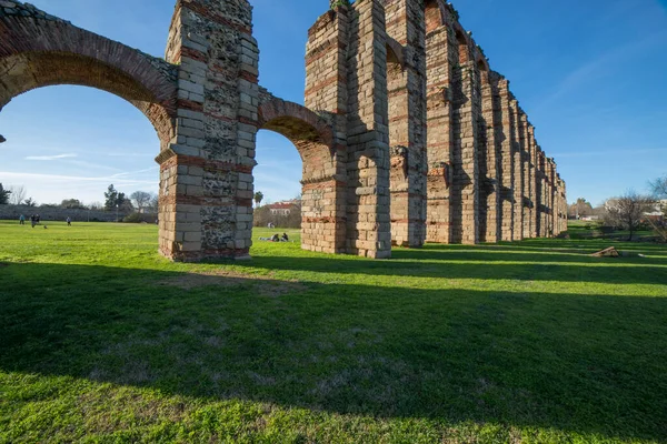 Roma Aqueduct Los Milagros, Merida, İspanya. Gün batımı geniş açı çekimi
