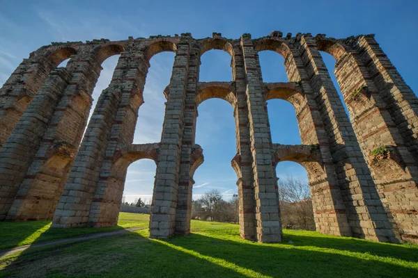 Roma Aqueduct Los Milagros, Merida, İspanya. Gün batımı geniş açı çekimi