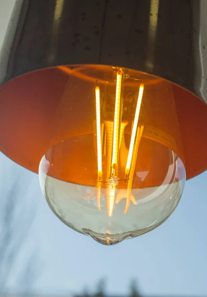 Bombillas Retro Luz Led Sobre Fondo Cielo Azul Primer Plano —  Fotos de Stock