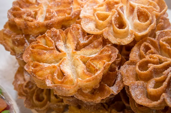 Prato Cheio Flores Fritas Tradicionais Flores Fritter Espanhol Polvilhado Com — Fotografia de Stock