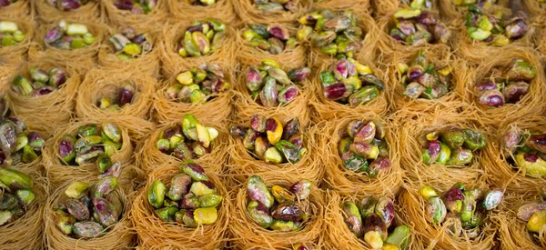 Platter Crammed Nightingales Nests Ouch Boulboul Arabic Dessert Pistachio — Foto de Stock