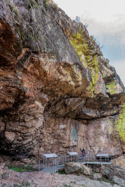 Besucher Der Chiquita Höhle Felsenunterschlupf Mit Prähistorischen Malereien Geopark Villuercas — Stockfoto