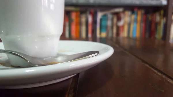 Pequeña Taza Café Sobre Una Mesa Madera Con Estantes Libros —  Fotos de Stock