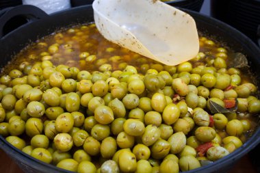 Ezilmiş salamura zeytin. Lezzetli turşulu plastik sepet.