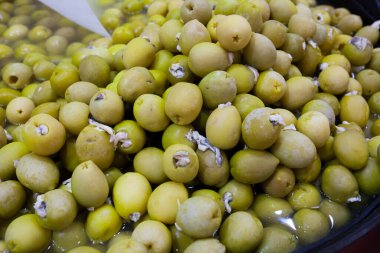 Sirke turşusuyla doldurulmuş zeytin turşusu. Lezzetli turşulu plastik sepet.