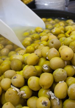 Sirke turşusuyla doldurulmuş zeytin turşusu. Lezzetli turşulu plastik sepet.