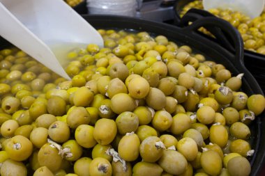 Sirke turşusuyla doldurulmuş zeytin turşusu. Lezzetli turşulu plastik sepet.