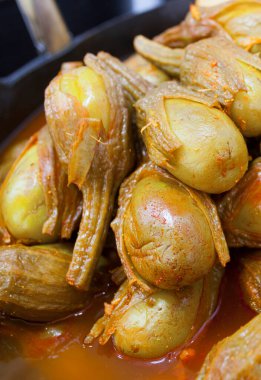 Almagro patlıcan turşusu. Lezzetli turşulu plastik sepet.