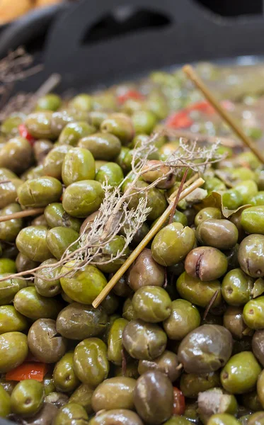 Aceitunas Marinado Trituradas Verdes Delicioso Bocadillo Vinagre Muestra Cesta Plástico — Foto de Stock