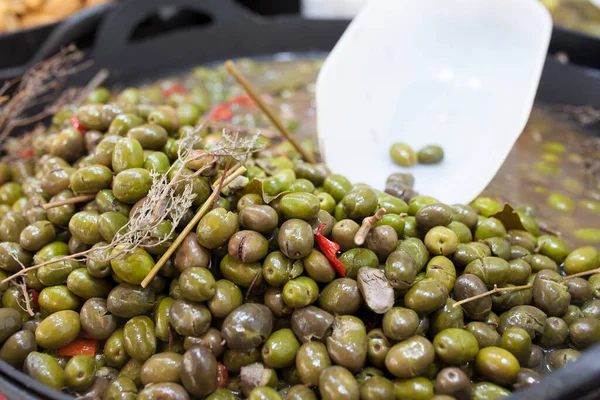 Zelené Rozdrcené Marinované Olivy Lahodná Nakládaná Svačinka Zobrazena Plastový Koš — Stock fotografie