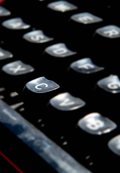 1970S Dusty Typewriter Selective Focus Key — Stock Photo, Image