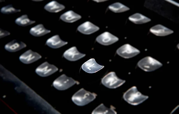 七十年代尘土飞扬的打字机有选择地侧重于关键的L — 图库照片
