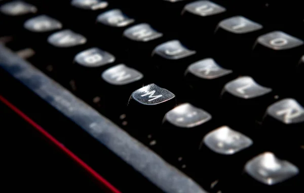 1970S Dusty Typewriter Selective Focus Key — Stock Photo, Image