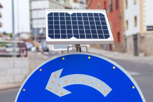 Roundabout Sinal Alimentado Por Painel Solar Sinais Trânsito Respeitadores Ambiente — Fotografia de Stock