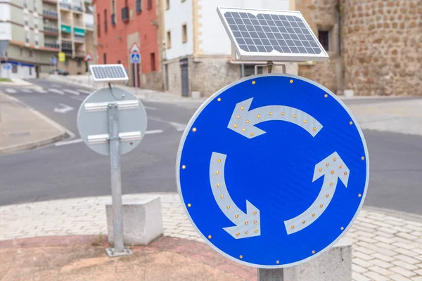 Kreisverkehr Schild Mit Solaranlage Umweltfreundliche Verkehrsschilder — Stockfoto