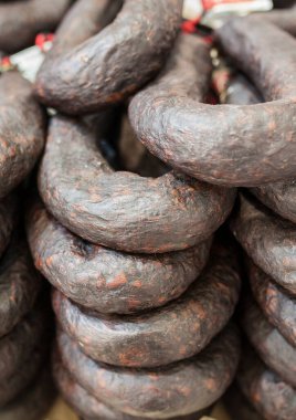 Siyah sosis ya da siyah İber Morcilla yığını sokak pazarında sergileniyor. Yakın çekim.