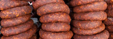 Kırmızı İber Chorizo sokak pazarında sergileniyor. Yakın çekim.