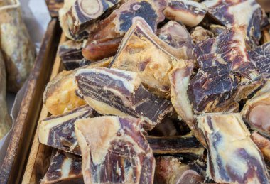 İber tedavisi görmüş hambone sokak pazarında sergileniyor. Seçici odak