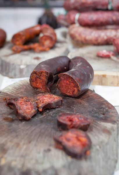 Röd Iberisk Chorizo Med Några Skurna Bitar Selektiv Inriktning — Stockfoto