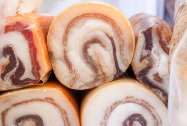 İberya tuzlu domuz yağlı sosisi. Parçalar sokak pazarında sergileniyor