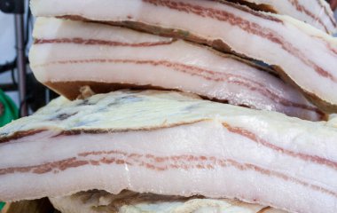 İber tuzlu domuz yağı. Parçalar sokak pazarında sergileniyor