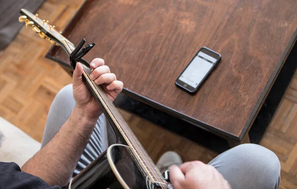 Guitarrista Amador Lendo Acordes Telefone Celular Foco Seletivo — Fotografia de Stock