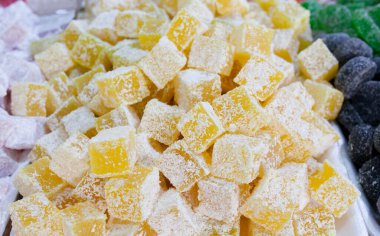 Türk limon tatları. Sokak pazarında gösterilen eşyalar